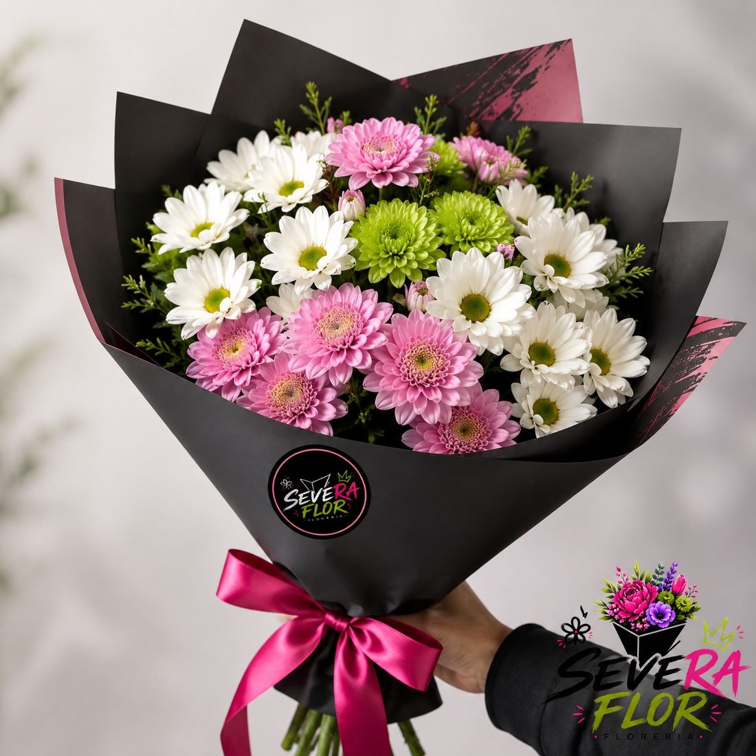 Rosa Severa: Pompones rosa y blanco en papel negro. Flores para Amor y Amistad en Bogota, Severa Flor