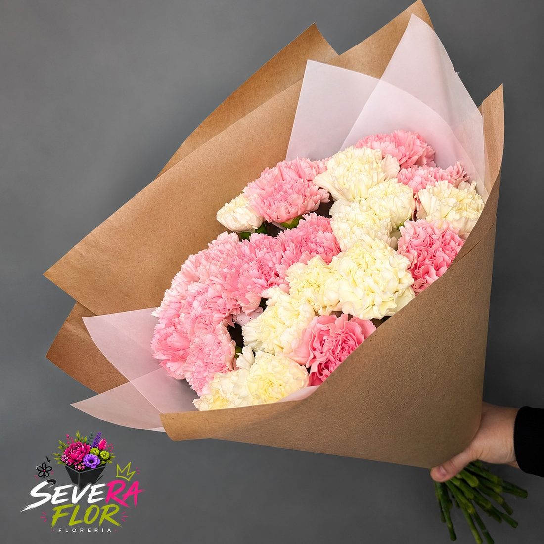 Algodon: Claveles rosa y crema en papel kraft. Flores para Amor y Amistad en Bogota, Severa Flor