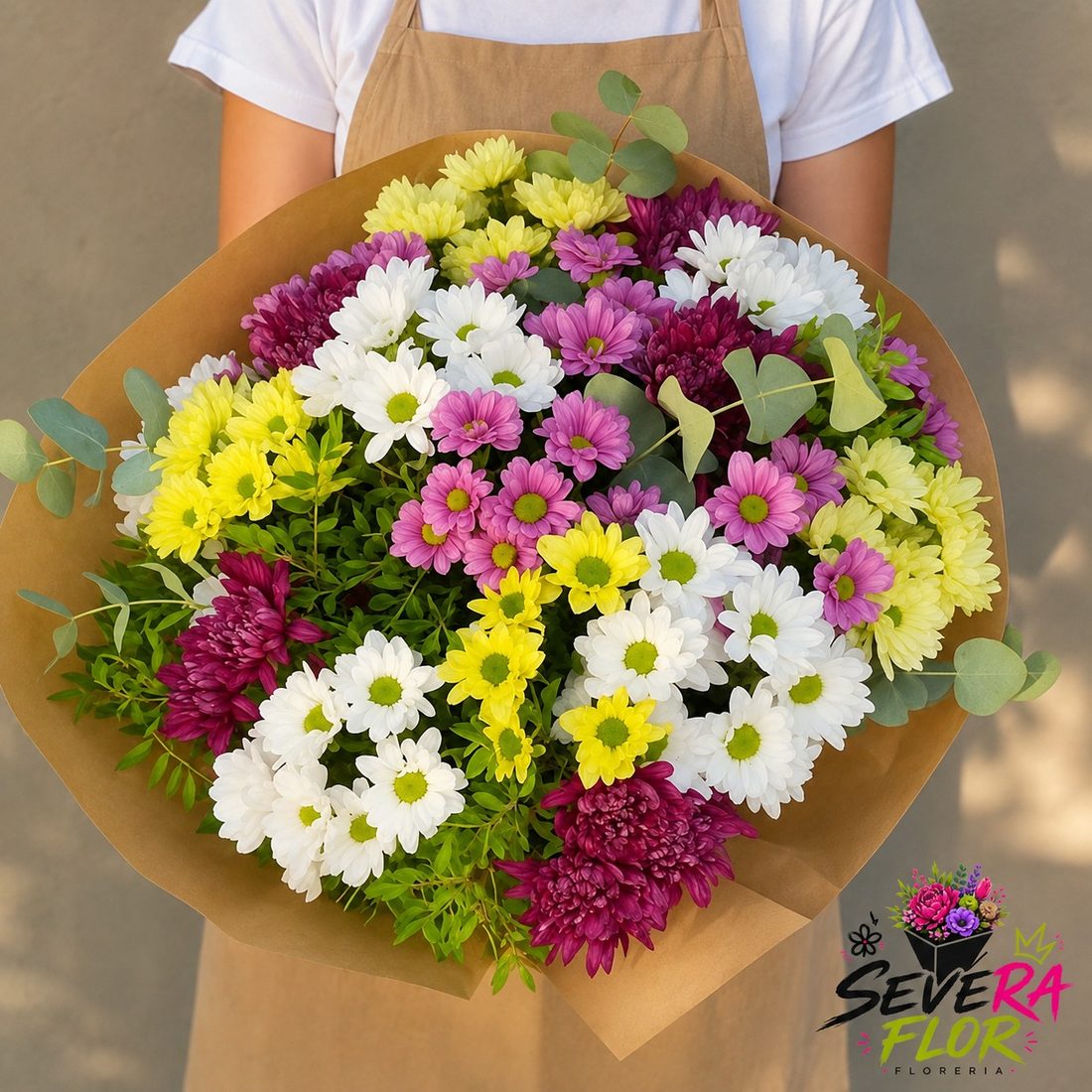 Fiesta Severa: Pompones amarillos, blancos y fucsia. Flores para Amor y Amistad en Bogota, Severa Flor