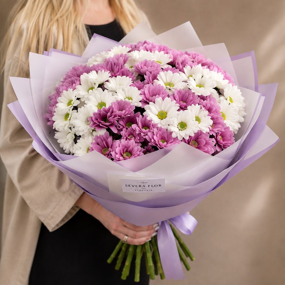 Lila Suave: Pompones lila y blanco en papel lavanda. Flores para Amor y Amistad en Bogota, Severa Flor