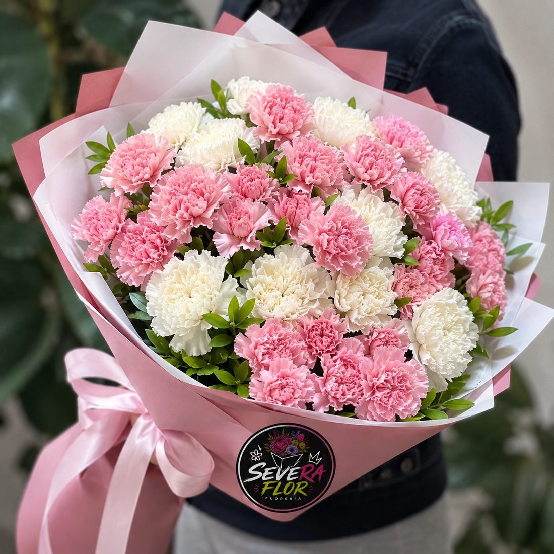 Nube Rosa: Claveles rosa y blanco con lazo de raso. Flores para Amor y Amistad en Bogota, Severa Flor