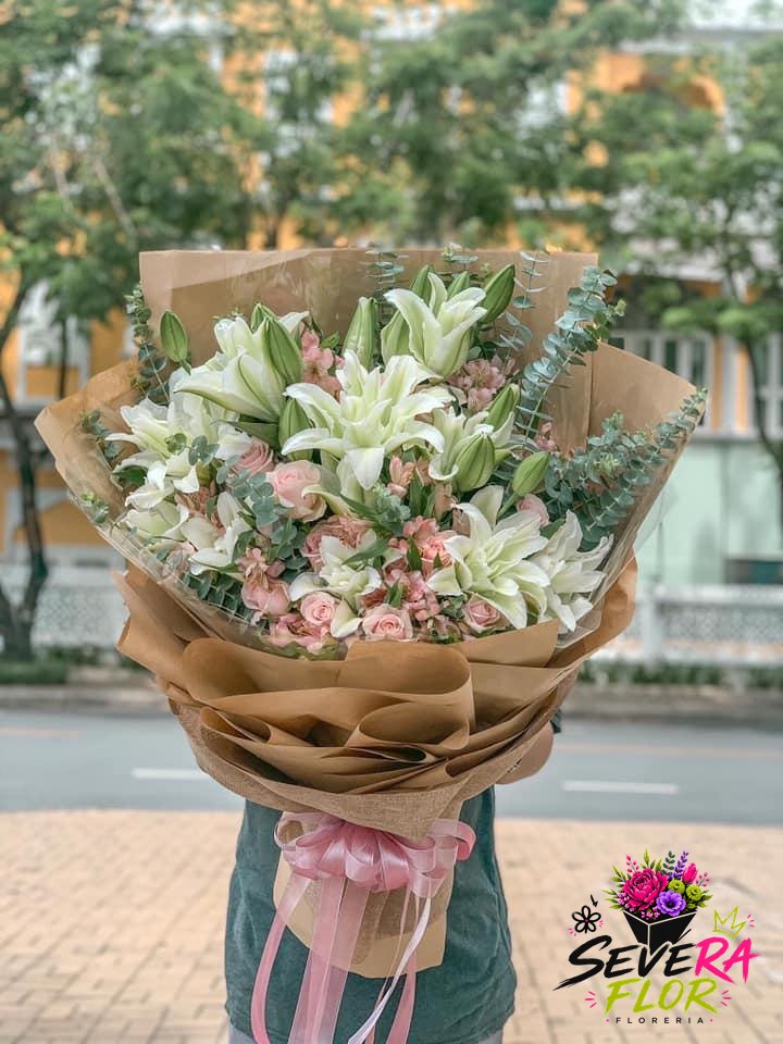 Gran Severa: Lirios blancos y rosas en ramo alto de gran formato. Flores para Amor y Amistad en Bogota, Severa Flor
