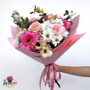 Rosadita: Gerberas y rosas en tonos rosa, envoltura pastel. Ramos y Buquets Severa Flor Bogotá