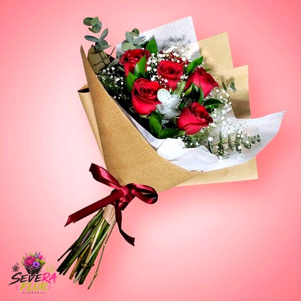 Amor Directo: Rosas rojas en kraft, estilo simple y contundente. Ramos y Buquets Severa Flor Bogotá