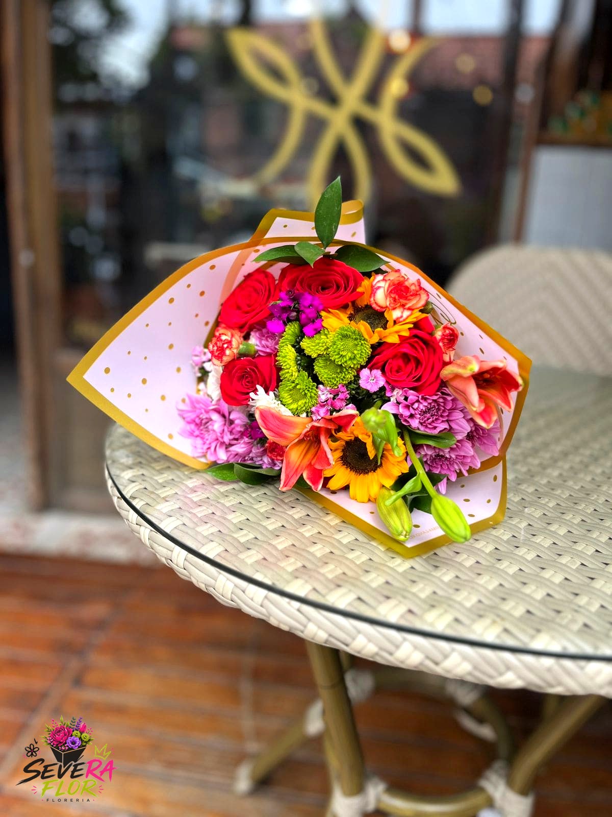 Severa Tarde: Mix vibrante de rosas y flores de temporada. Ramos y Buquets Severa Flor Bogotá