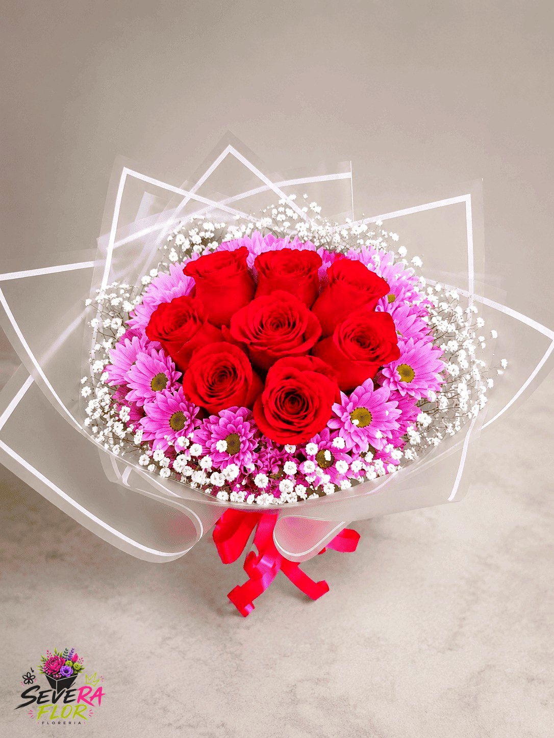 Rojo Clásico: Rosas rojas y margaritas, envoltura blanca. Ramos y Buquets Severa Flor Bogotá