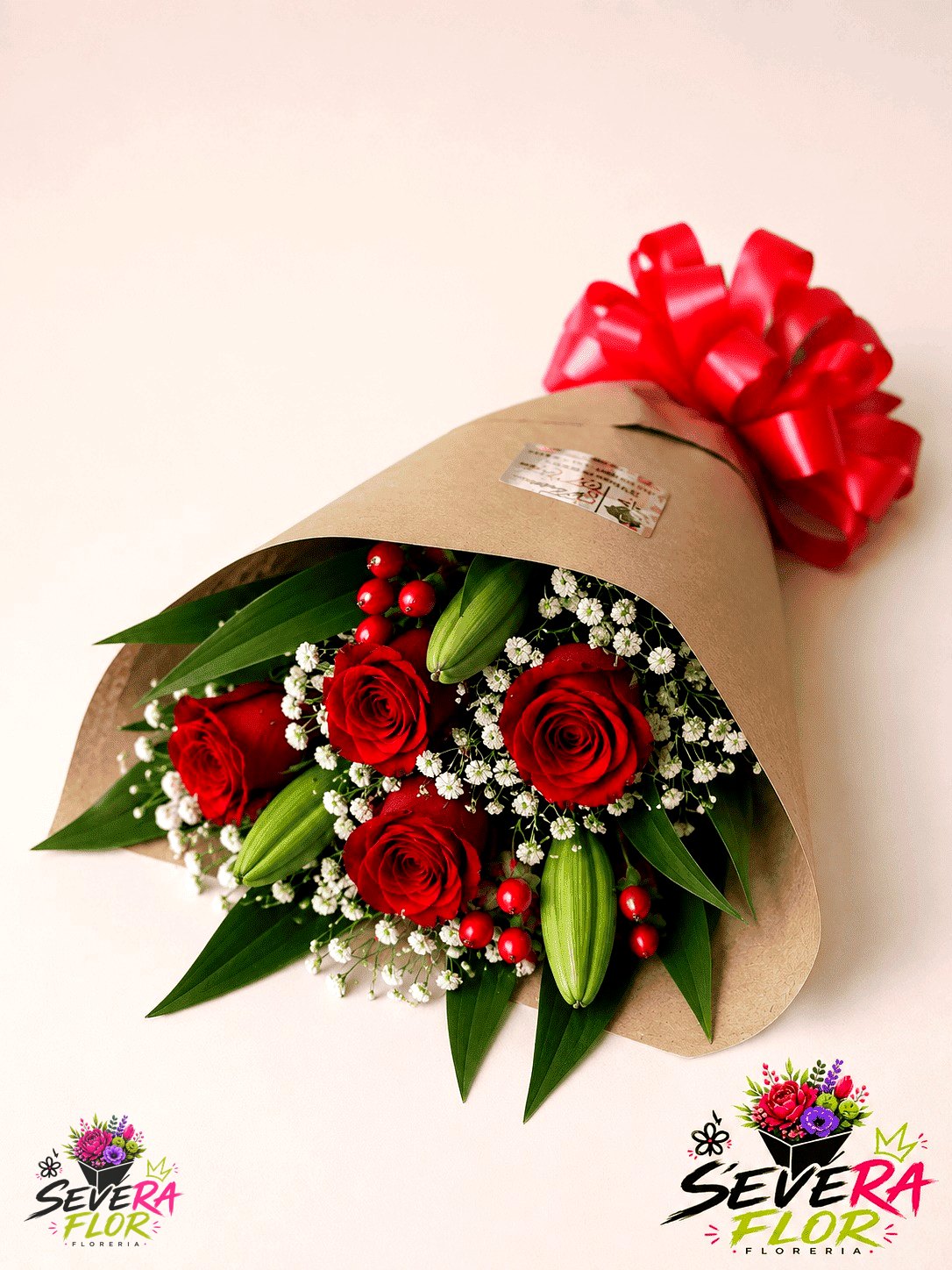 Severo Kraft: Rosas rojas y gypsophila en papel kraft. Ramos y Buquets Severa Flor Bogotá