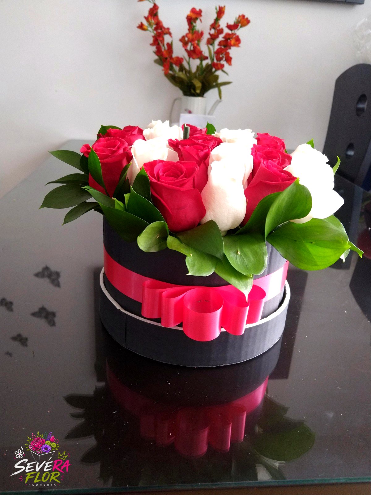 Severo Contraste: Rosas rojas y blancas en caja negra premium. Cajas Florales Severa Flor Bogotá