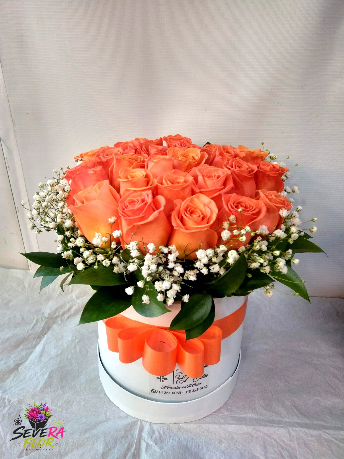 Durazno: Rosas durazno en caja blanca con lazo naranja. Cajas Florales Severa Flor Bogotá
