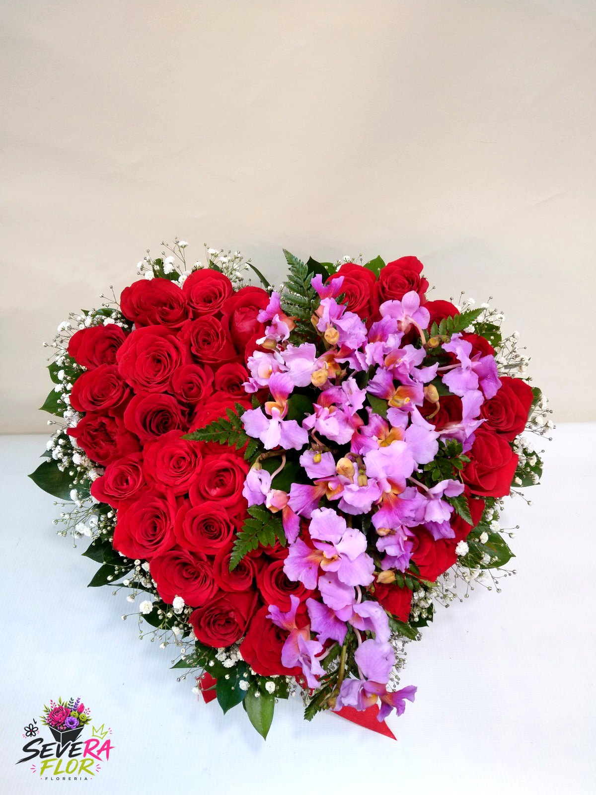 Severo Corazón: Corazón de rosas rojas con orquídeas. Cajas Florales Severa Flor Bogotá