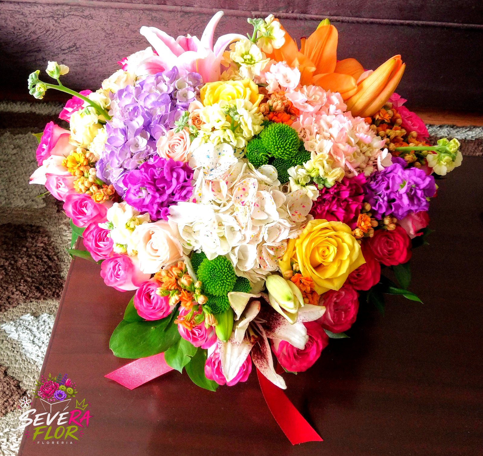Corazón de Colores: Corazón multicolor de rosas y flores mixtas. Cajas Florales Severa Flor Bogotá