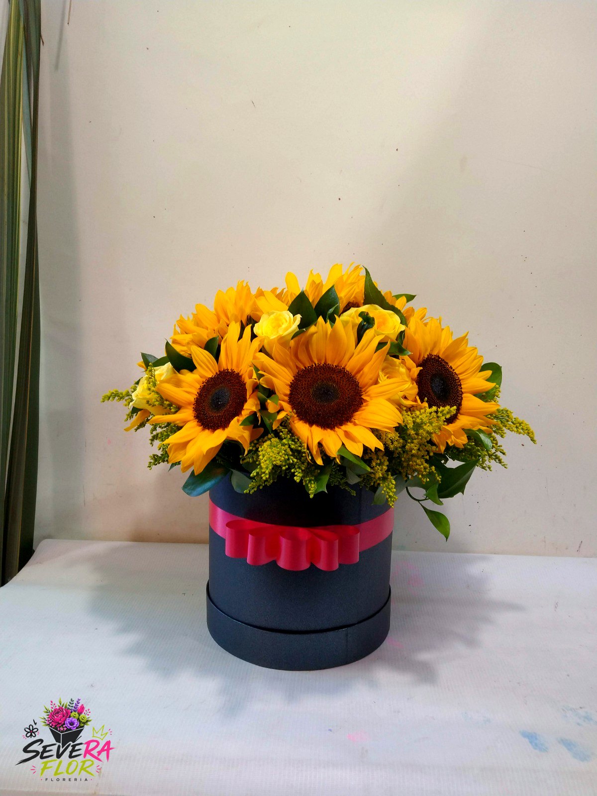 Sol de Medianoche: Girasoles en caja negra, contraste total. Cajas Florales Severa Flor Bogotá
