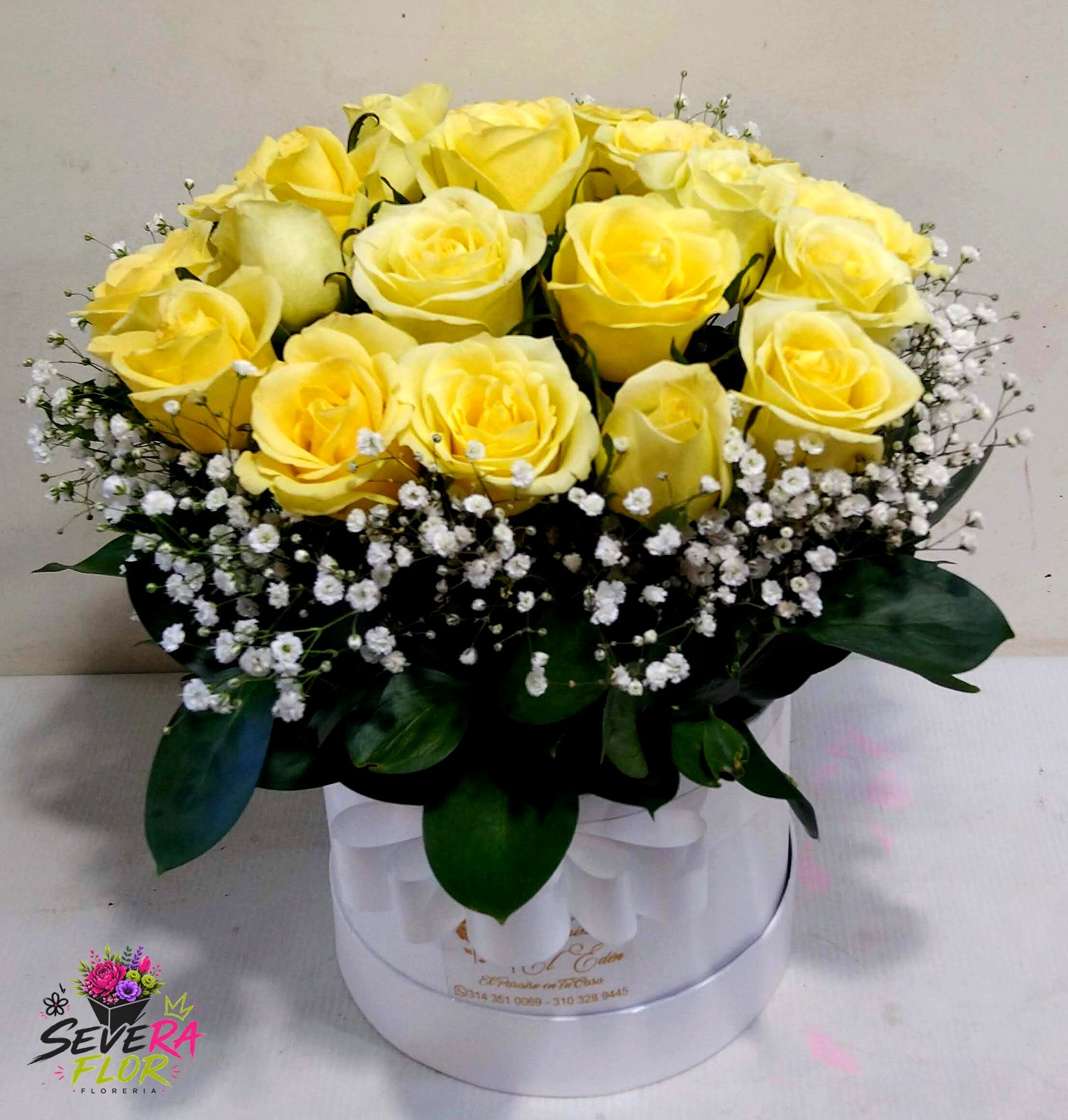 Luz Propia: Rosas amarillas y crema en caja blanca. Cajas Florales Severa Flor Bogotá
