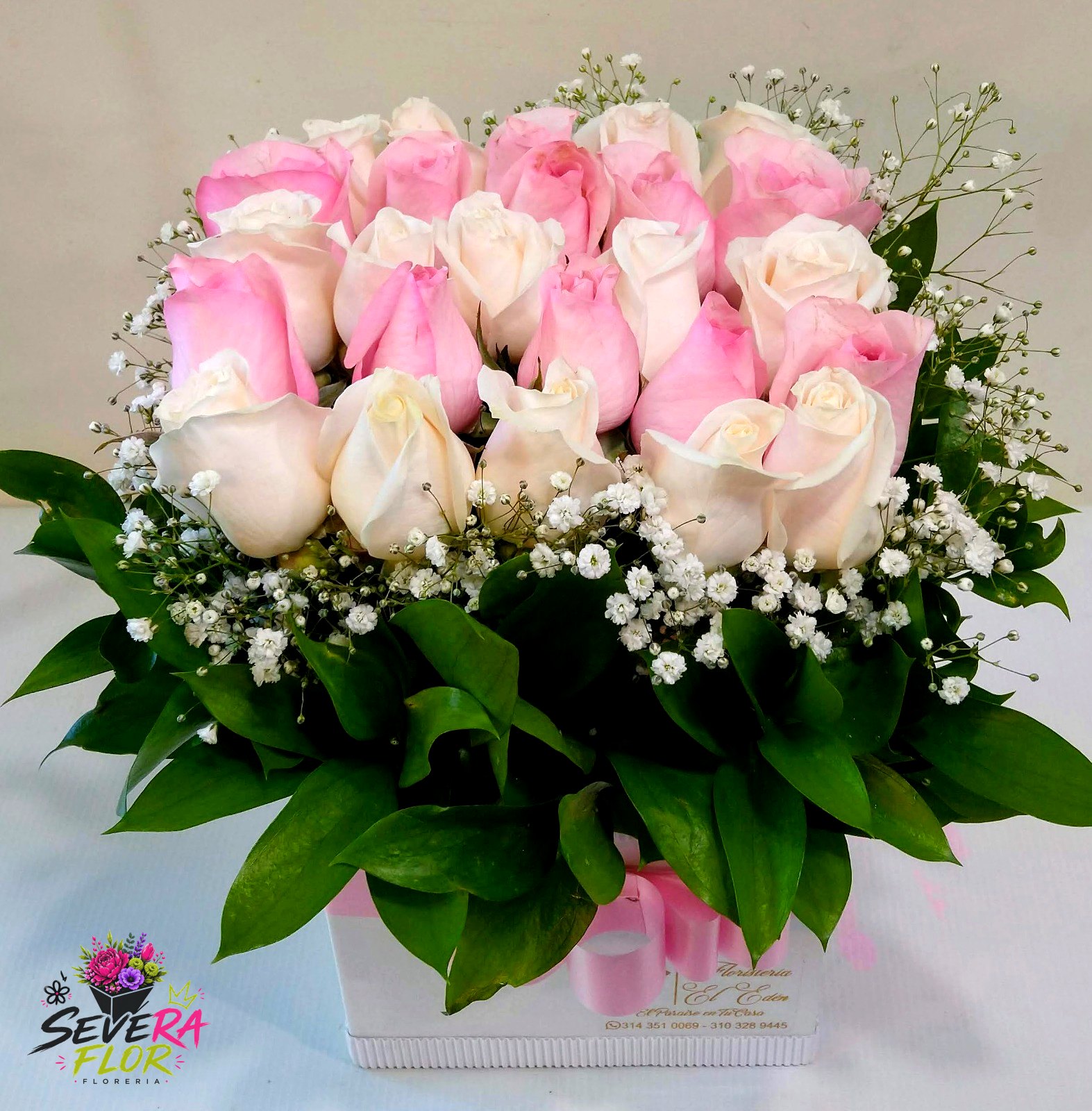 Severa Rosa: Rosas rosadas y gypsophila en caja blanca. Cajas Florales Severa Flor Bogotá