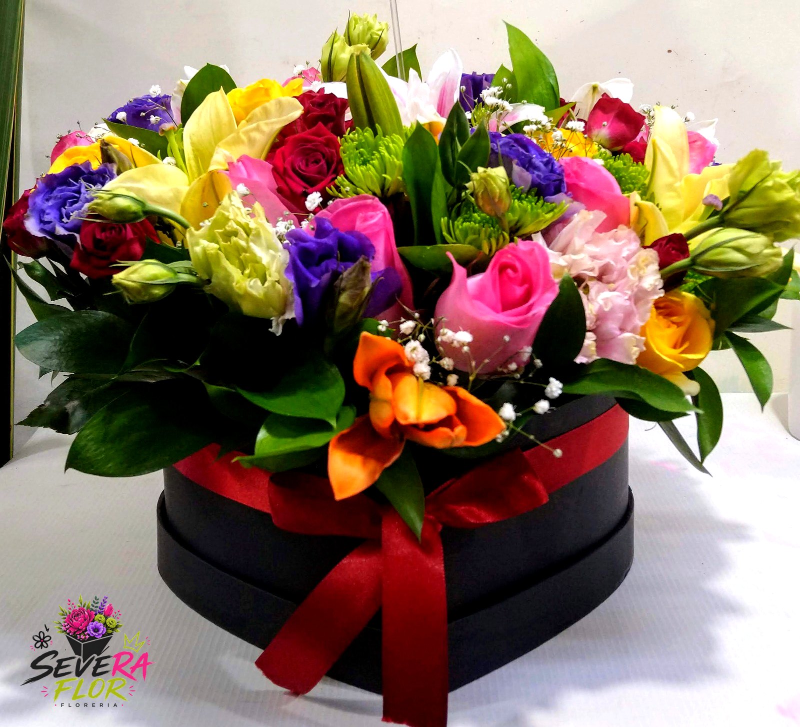 Corazón Severo: Corazón mixto en caja negra con lazo rojo. Cajas Florales Severa Flor Bogotá