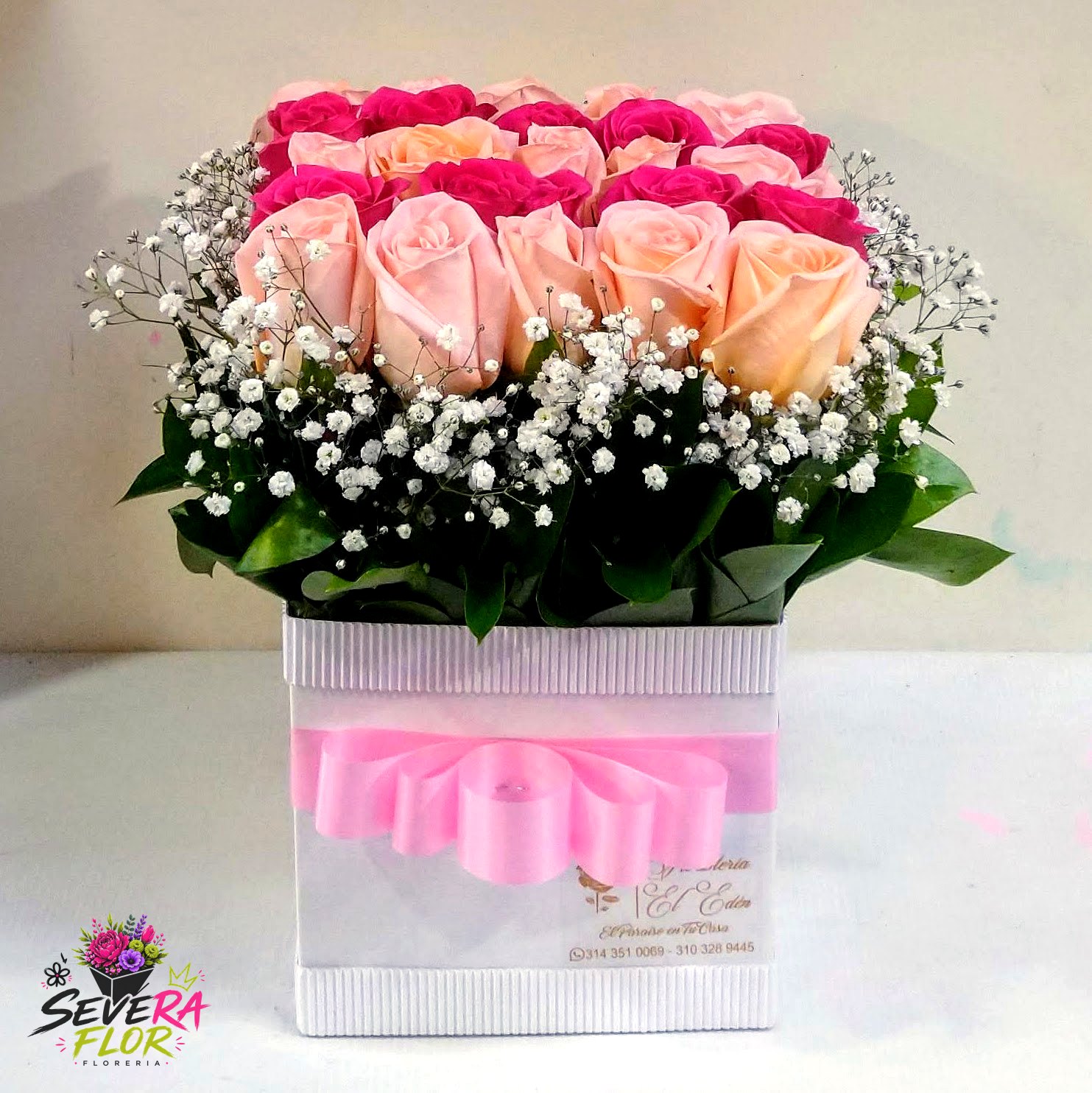 Tablero Rosa: Rosas bicolor en patrón, caja rosada. Cajas Florales Severa Flor Bogotá