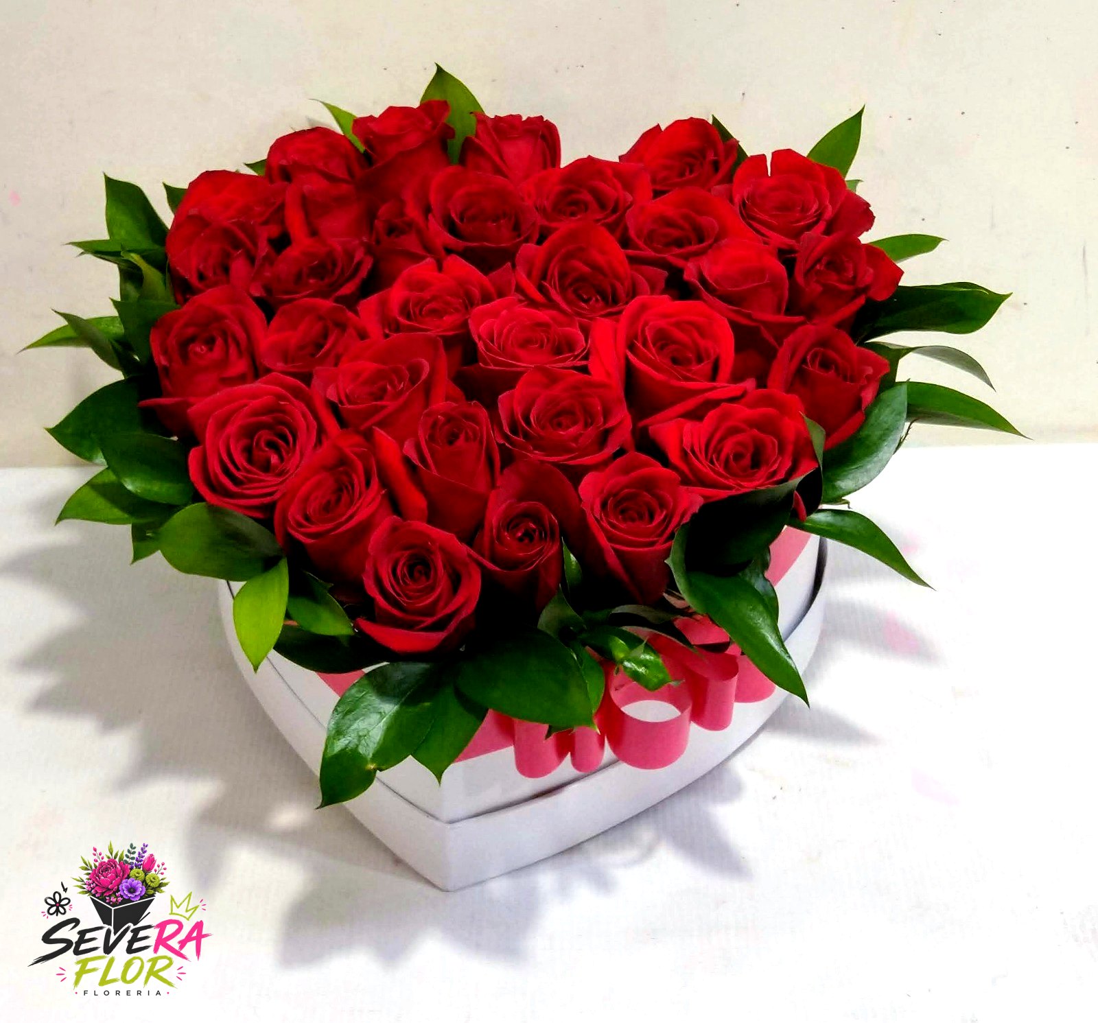 Puro Corazón: Corazón clásico de rosas rojas. Cajas Florales Severa Flor Bogotá
