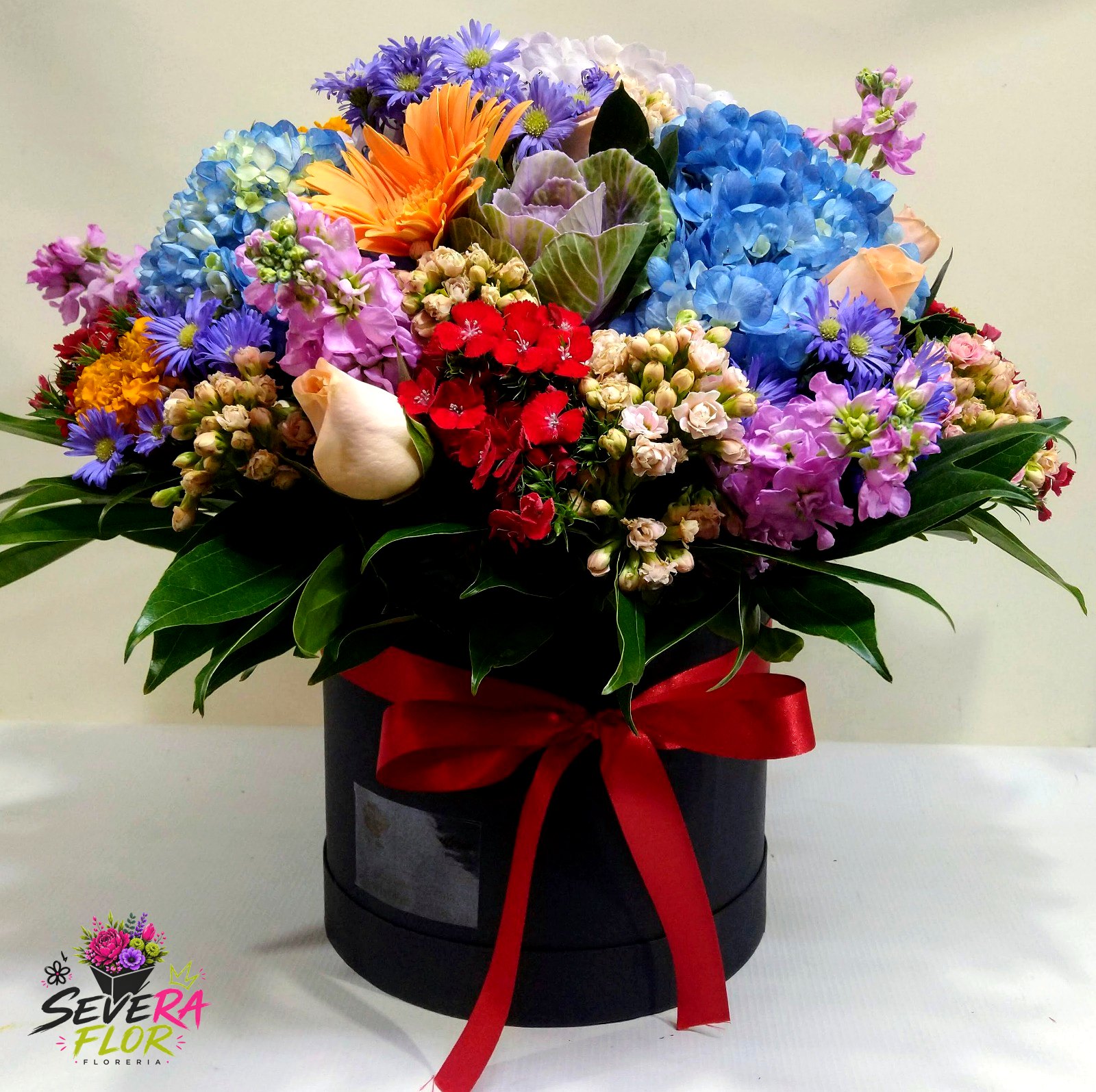 Severa Azul: Mix con hortensias azules en caja negra. Cajas Florales Severa Flor Bogotá