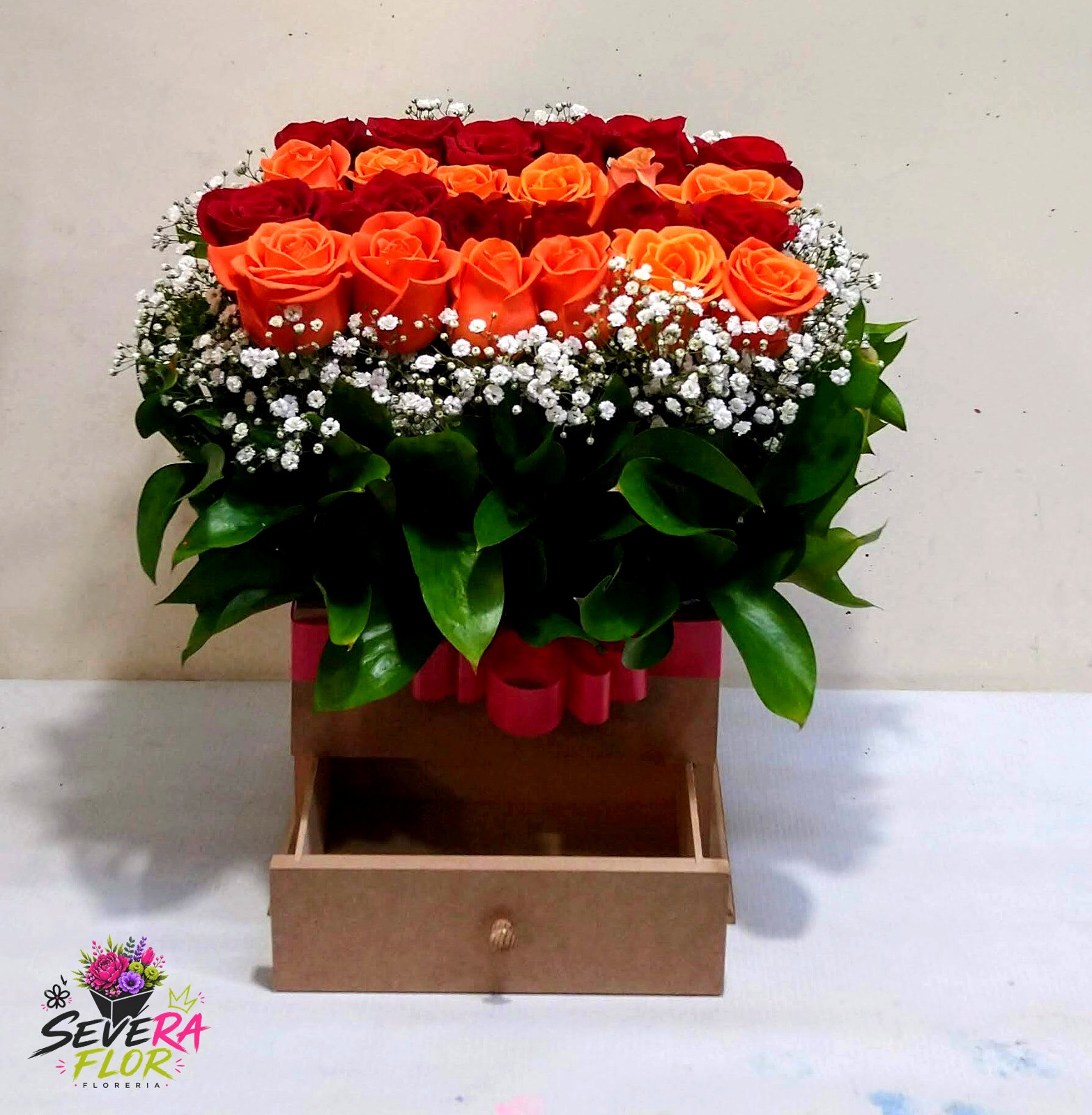 Cofre Naranja: Rosas naranjas y rojas en caja cofre con cajón. Cajas Florales Severa Flor Bogotá