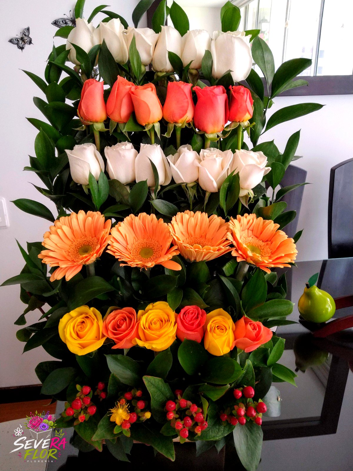 Severa Torre: Rosas y gerberas en niveles de color. Arreglos Florales Severa Flor Bogotá