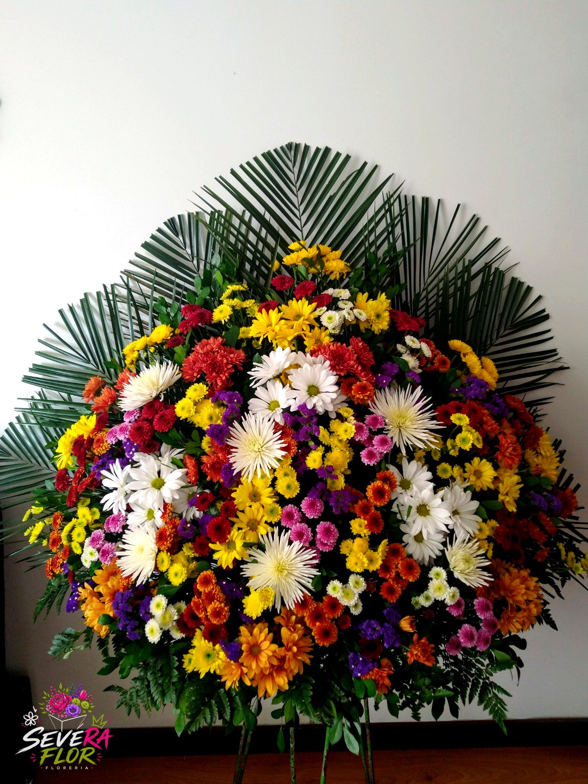 Serenata Clásica: Rueda de flores mixtas con follaje de palma. Arreglos Florales Severa Flor Bogotá