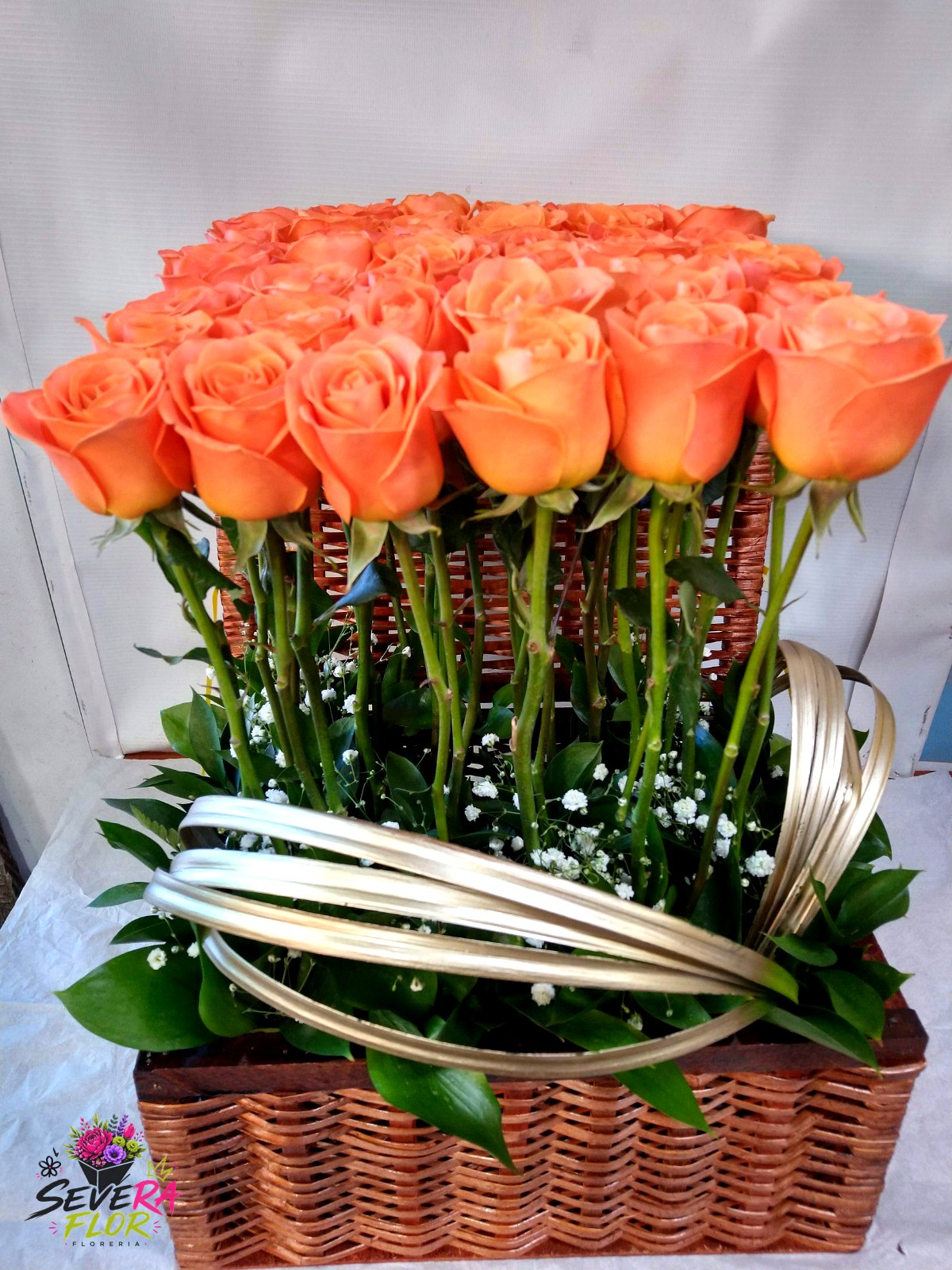 Severa Naranja: Rosas naranjas en canasta artesanal. Arreglos Florales Severa Flor Bogotá
