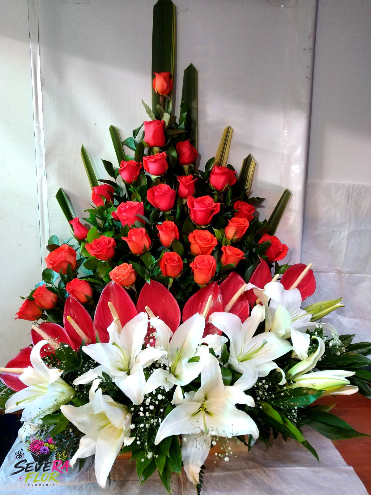 Severa Majestad: Rosas rojas con lirios blancos, formato grande. Arreglos Florales Severa Flor Bogotá