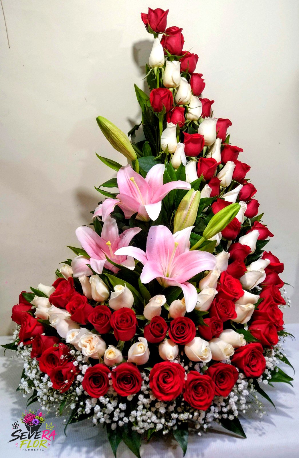 Espiral Real: Torre en espiral de rosas rojas y blancas con lirios. Arreglos Florales Severa Flor Bogotá