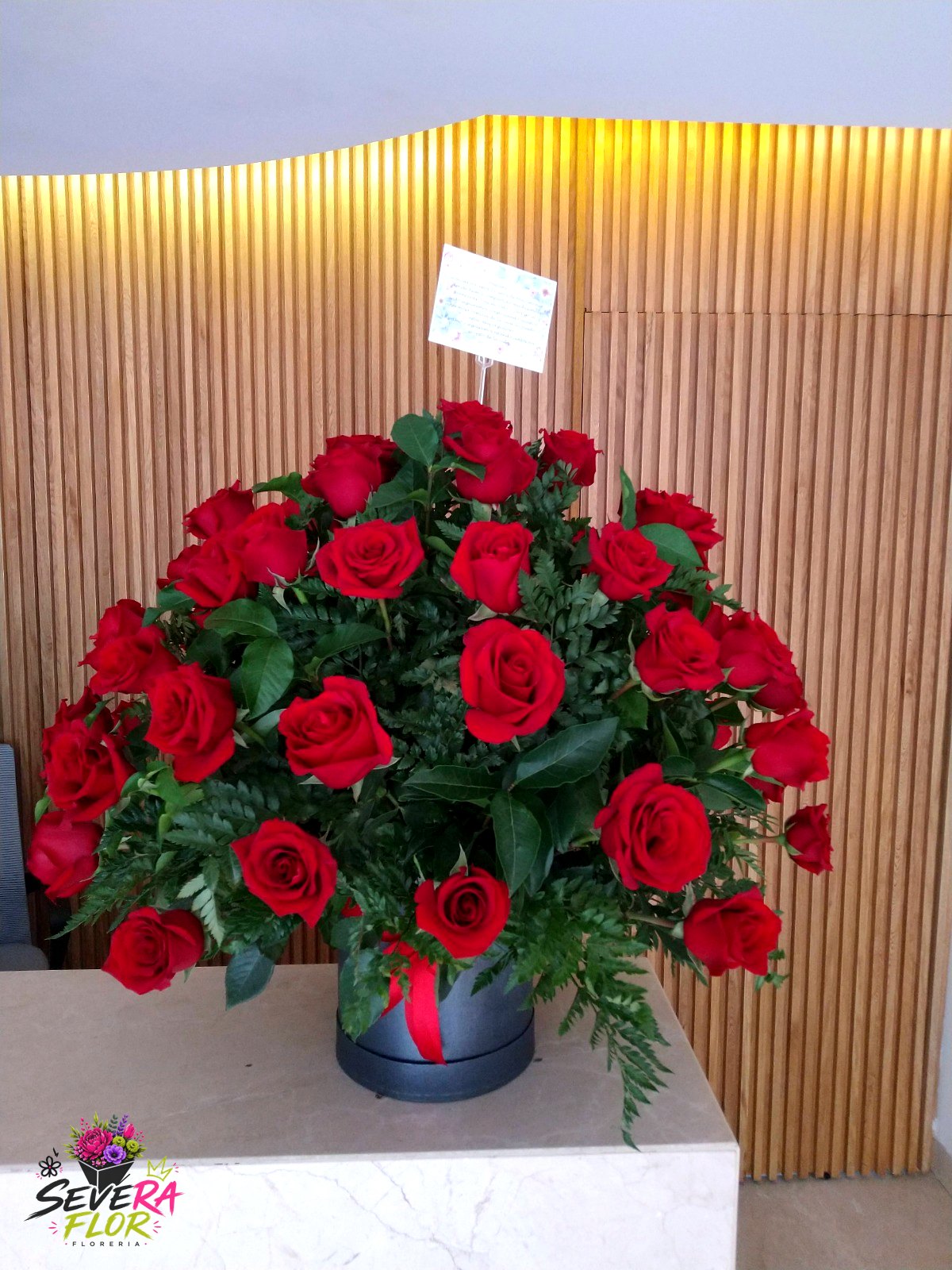 Severo Anfitrión: Arreglo abundante de rosas rojas para espacios amplios. Arreglos Florales Severa Flor Bogotá