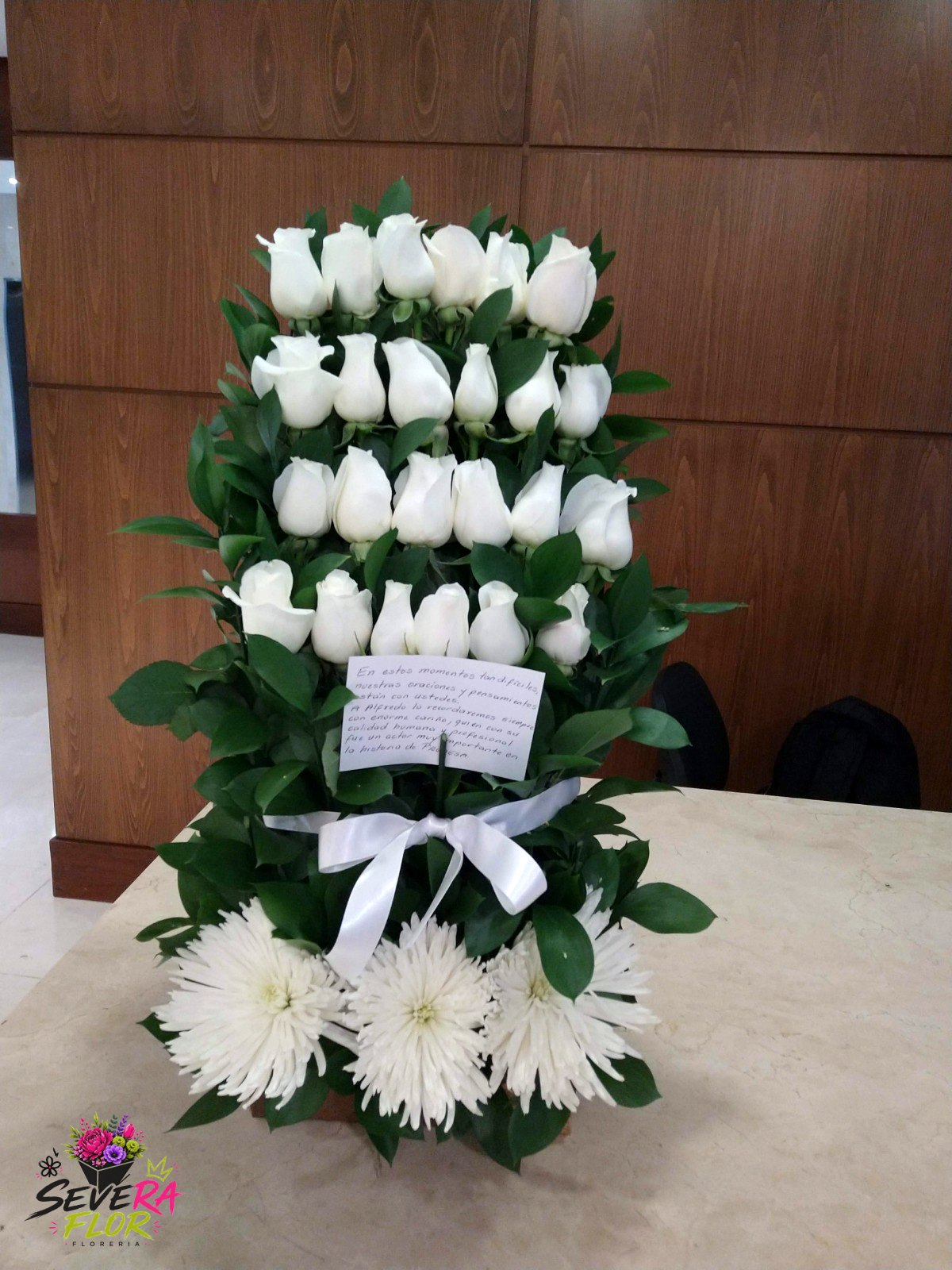 Paz Blanca: Diseño blanco sereno con detalles simbólicos. Arreglos Florales Severa Flor Bogotá