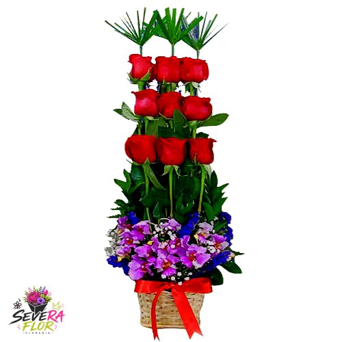 Escalera Roja: Rosas rojas en niveles sobre base con flores lila. Arreglos Florales Severa Flor Bogotá