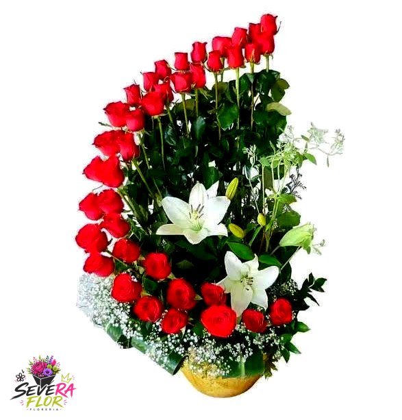 Severa Luna: Arco de rosas rojas con lirios blancos. Arreglos Florales Severa Flor Bogotá