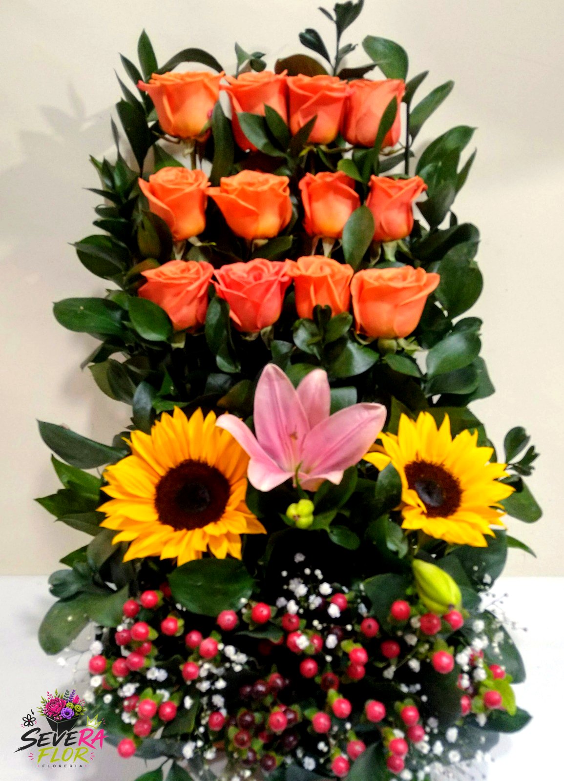 Severo Amanecer: Rosas naranjas, girasol y lirio rosado en niveles. Arreglos Florales Severa Flor Bogotá
