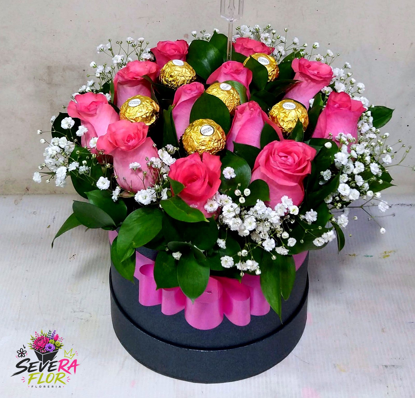 Dulce y Rosa: Rosas rosadas con chocolates, caja oscura. Arreglos Florales Severa Flor Bogotá