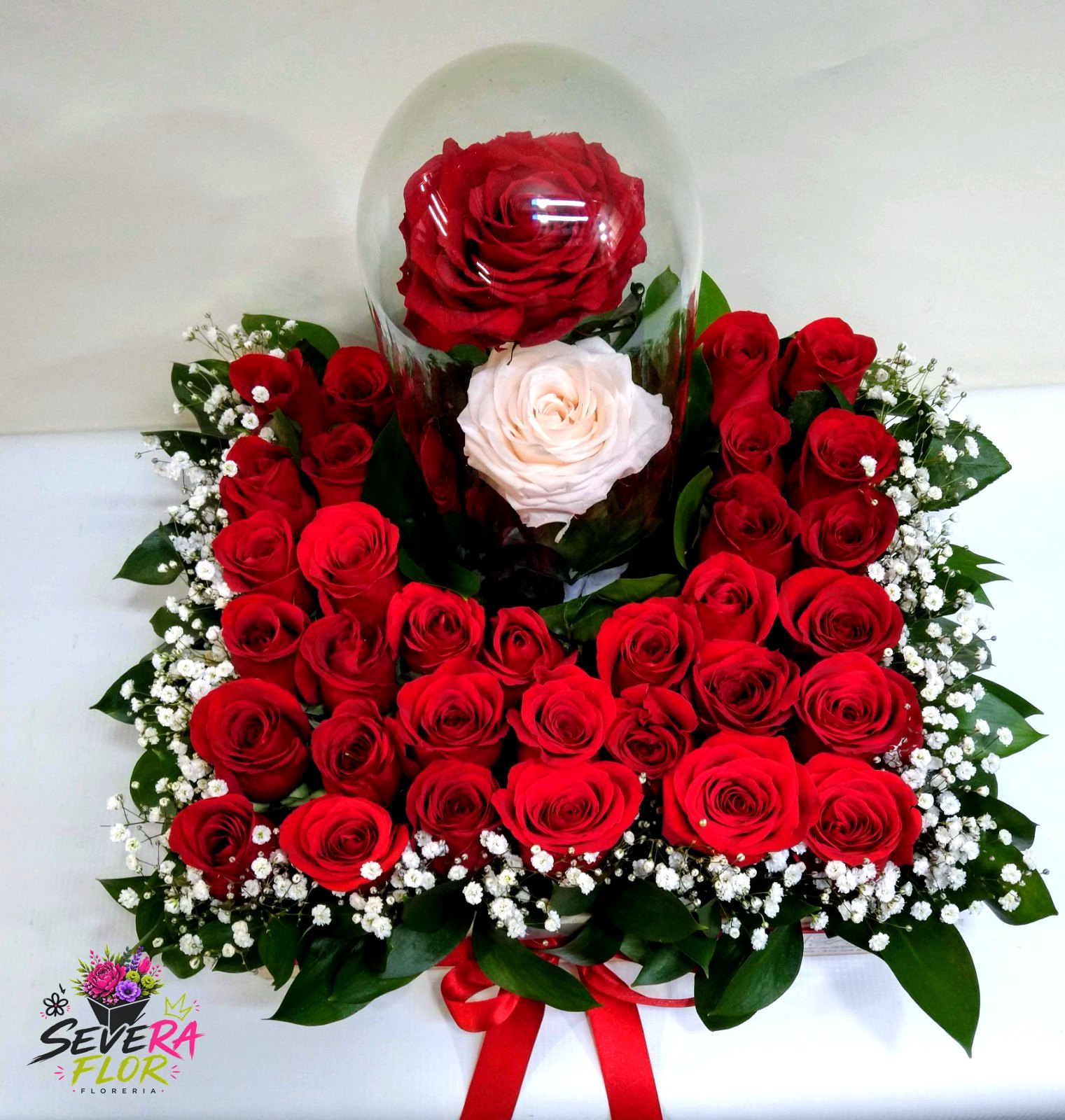 Corazón Eterno: Corazón de rosas con rosa preservada en cúpula. Arreglos Florales Severa Flor Bogotá