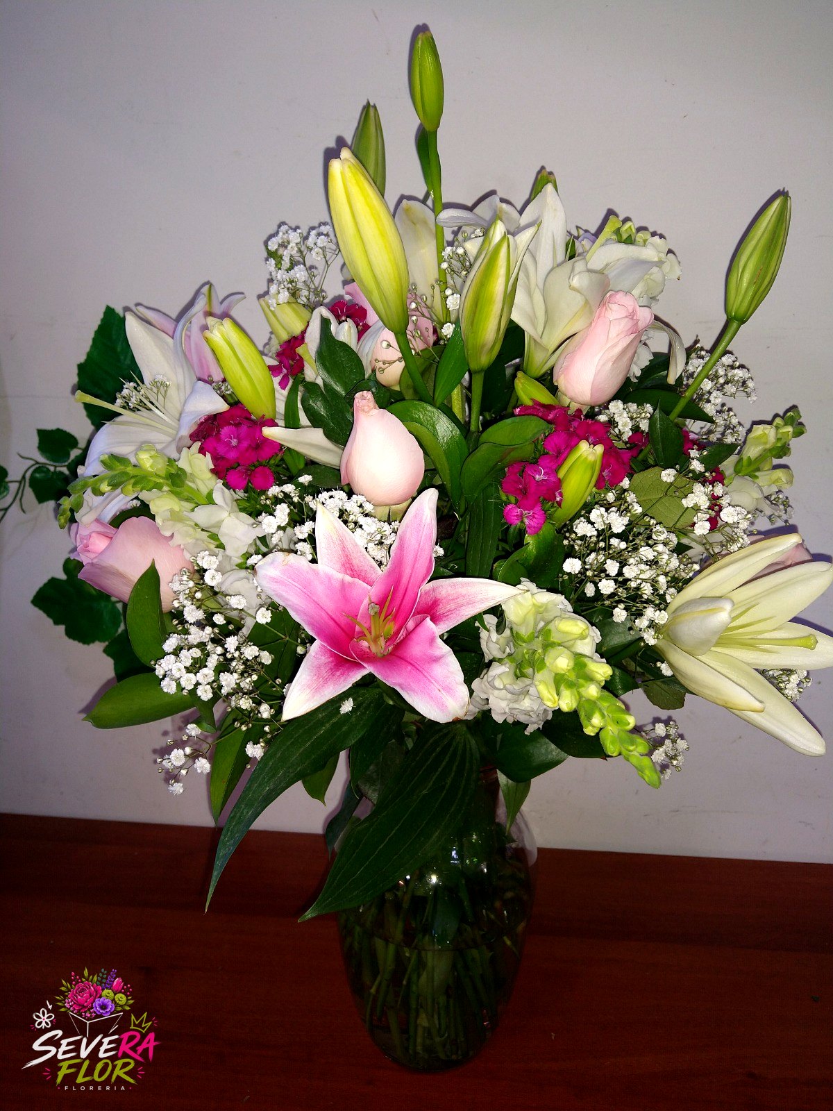 Lirios de Seda: Lirios rosados y flores blancas en jarrón. Arreglos Florales Severa Flor Bogotá