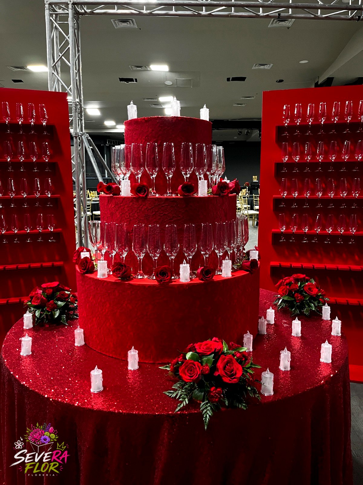 Mesa de Brindis: Montaje de mesa principal con torre de copas. Eventos Corporativos Severa Flor Bogotá