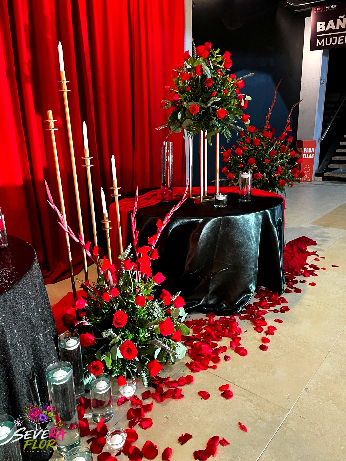 Candelabros y Pétalos: Escena con candelabros, velas y camino de pétalos. Eventos Corporativos Severa Flor Bogotá