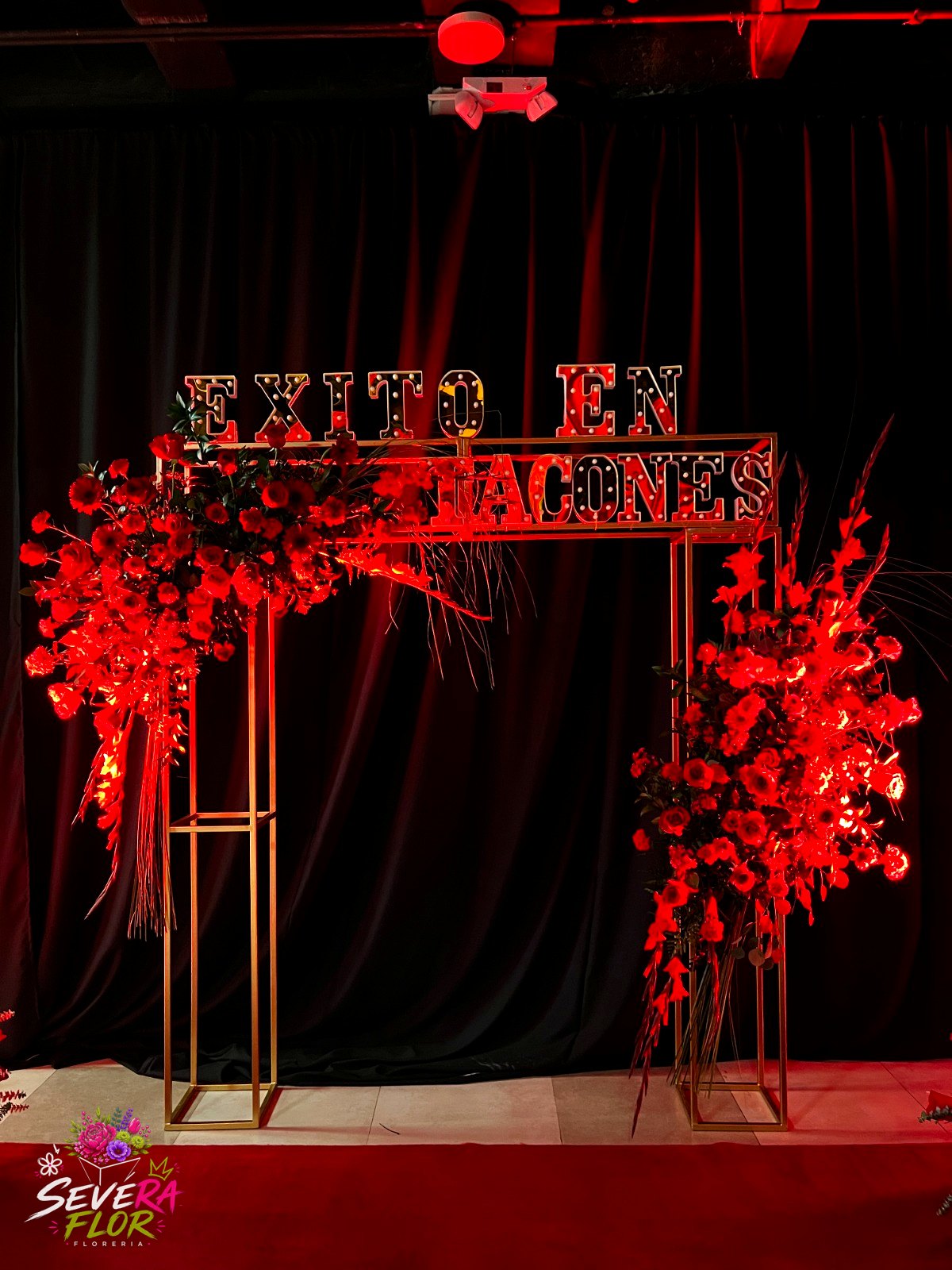 Severo Arco: Arco floral iluminado para entradas y tarimas. Eventos Corporativos Severa Flor Bogotá