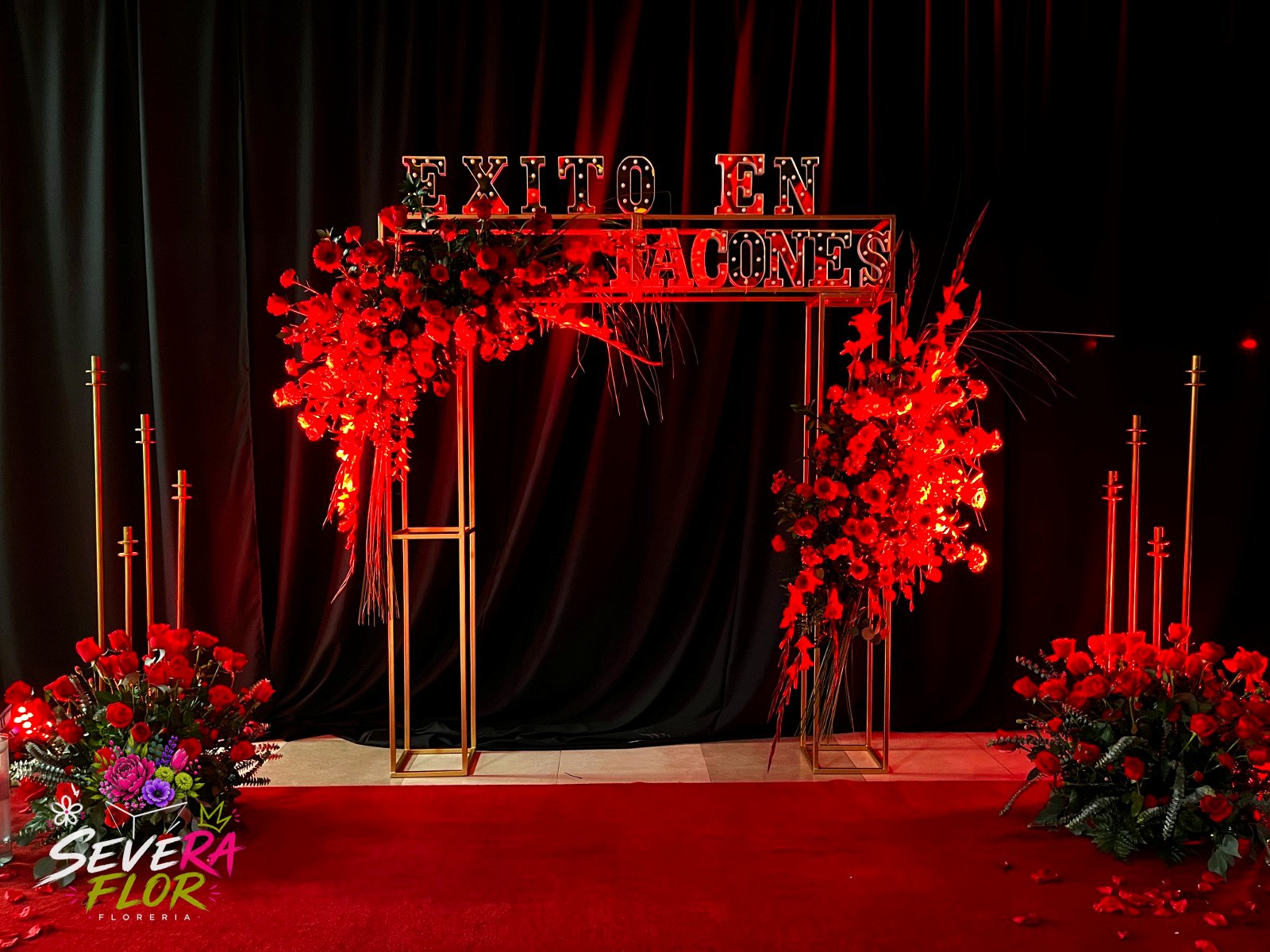 Entrada Triunfal: Montaje completo de acceso con estructuras doradas. Eventos Corporativos Severa Flor Bogotá
