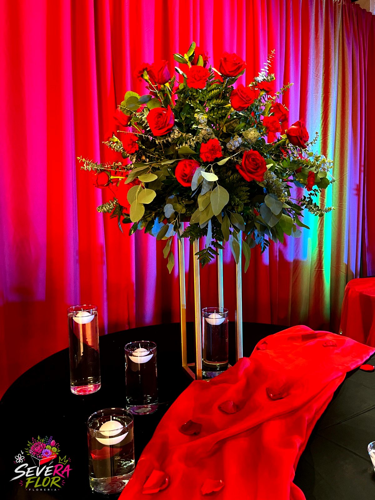 Centro Neón: Centro de mesa sobre mantelería con drapeado. Eventos Corporativos Severa Flor Bogotá