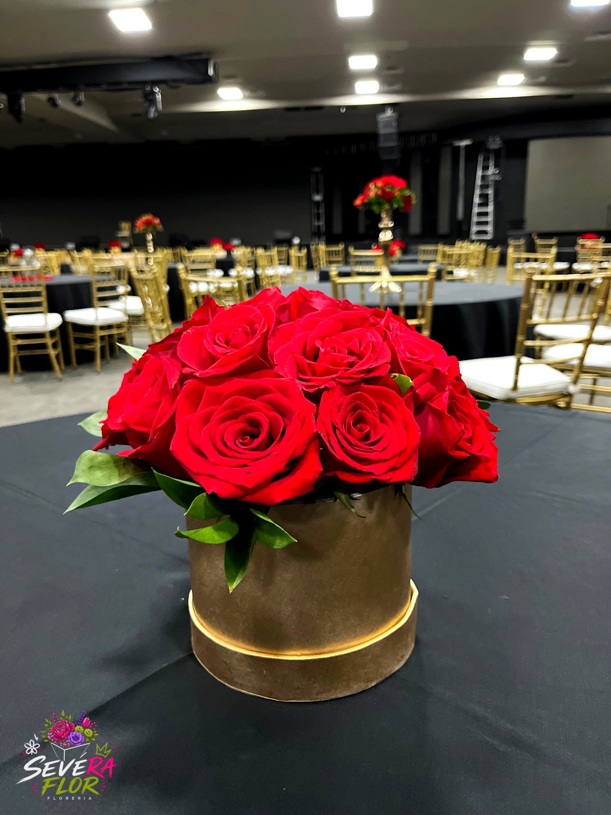 Cilindro de Rosas: Rosas rojas en cilindro para mesas de acento. Eventos Corporativos Severa Flor Bogotá
