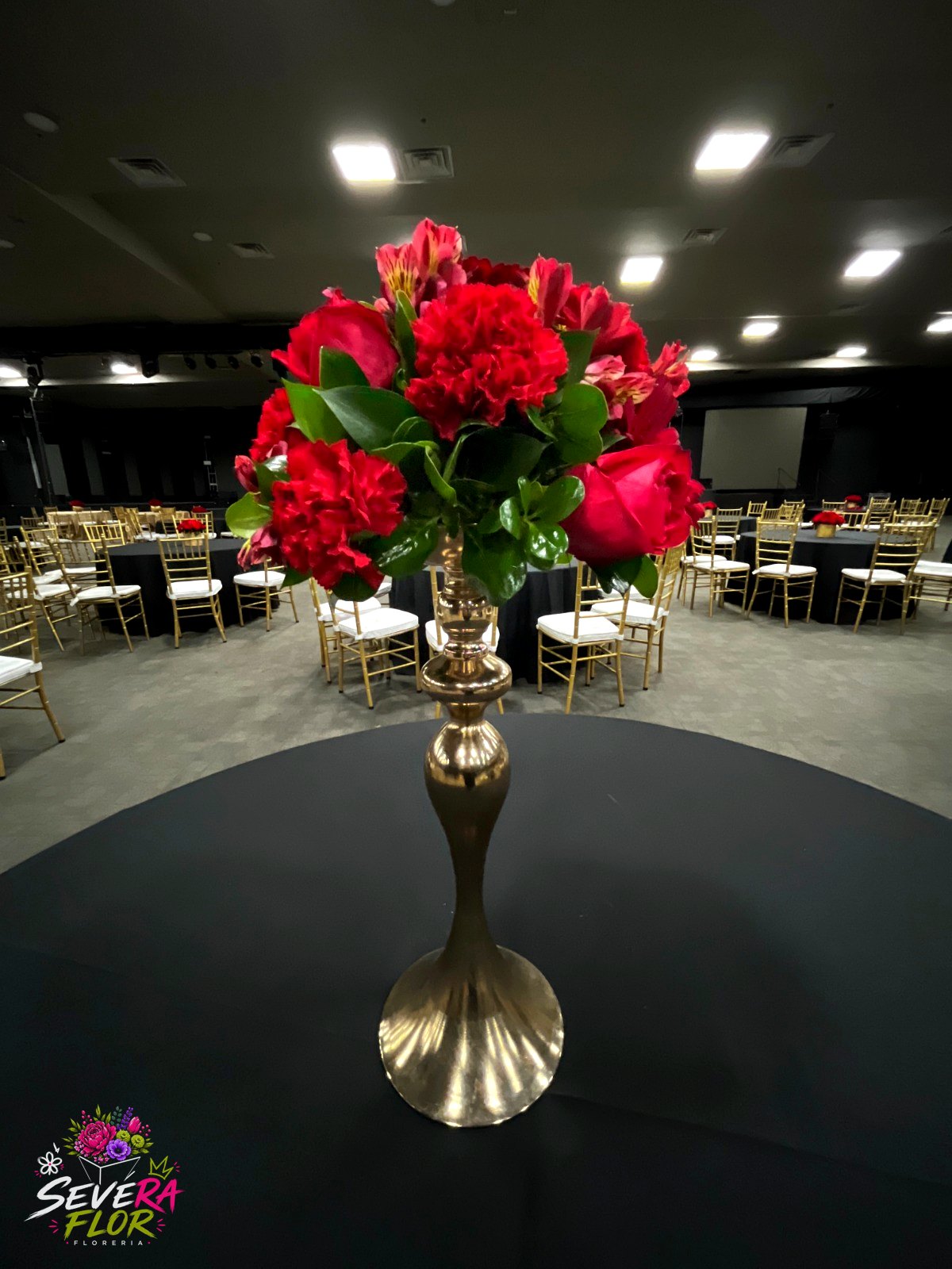 Copa Dorada: Centro alto en copa dorada, estilo gala. Eventos Corporativos Severa Flor Bogotá