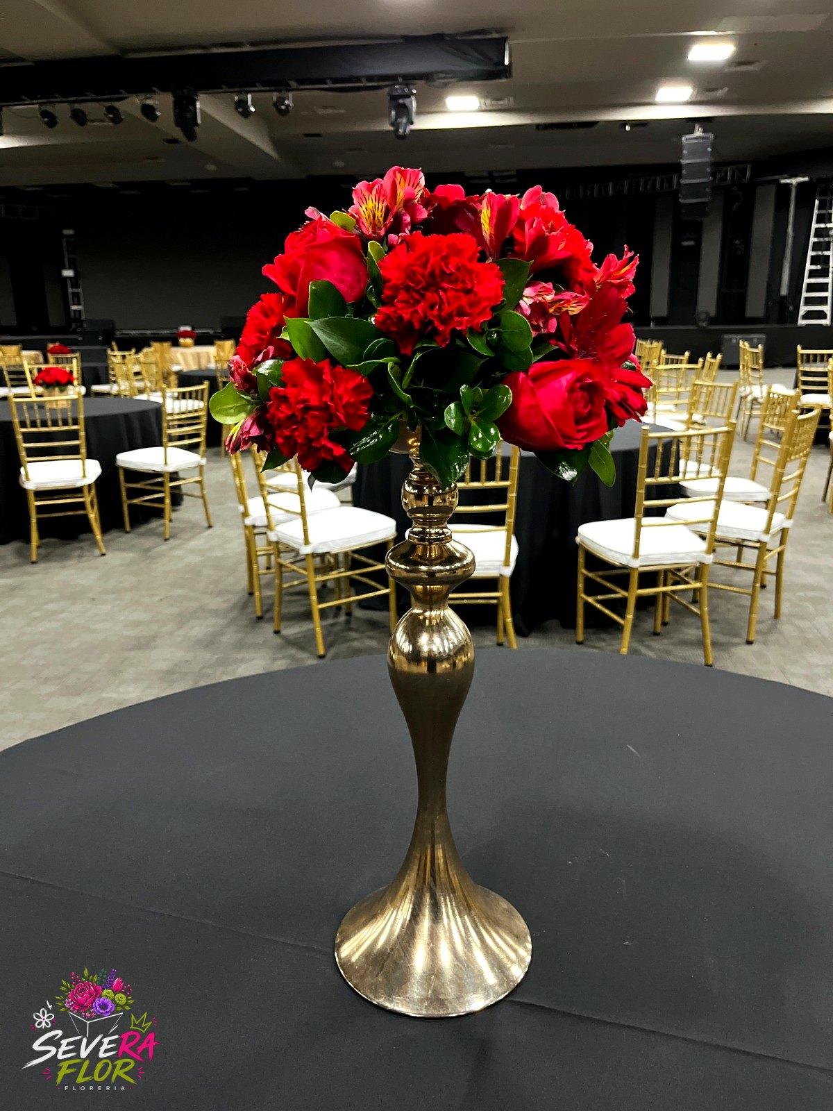 Copa Real: Centro alto en pedestal dorado, versión abundante. Eventos Corporativos Severa Flor Bogotá