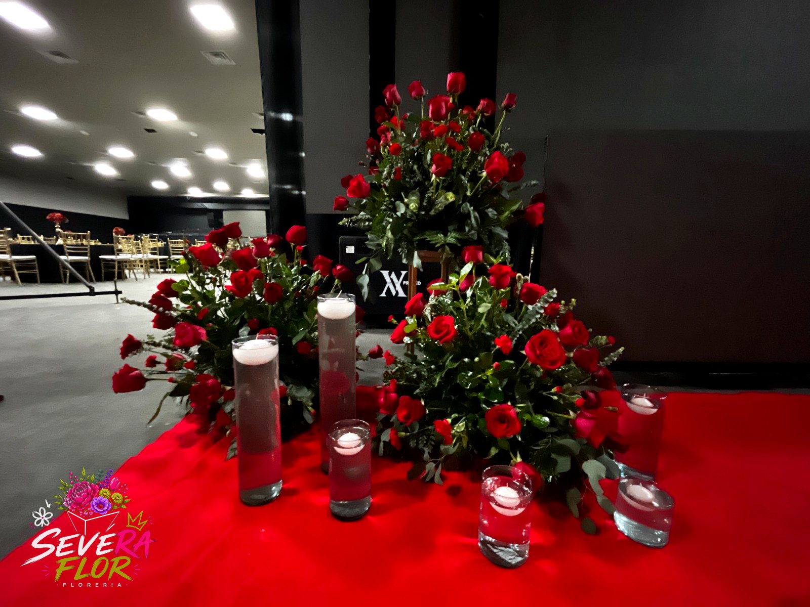 Severo Camino: Instalación floral sobre alfombra roja. Eventos Corporativos Severa Flor Bogotá