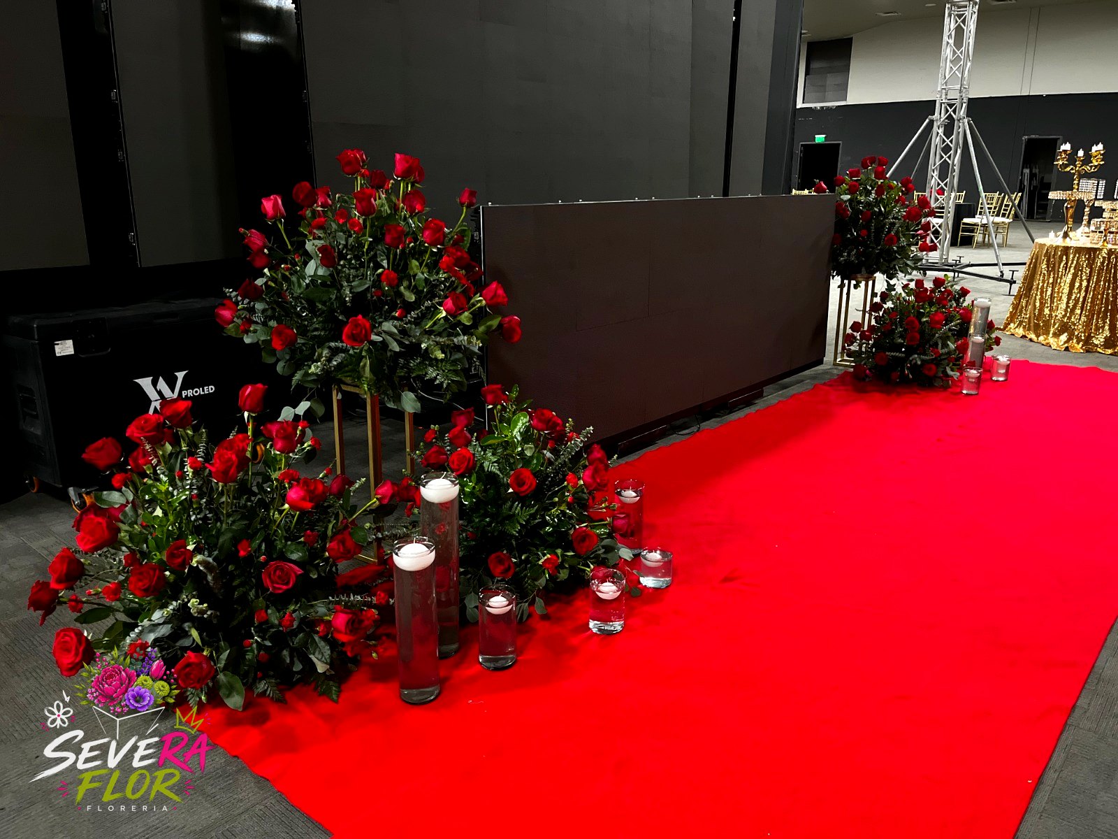 Pasarela de Pétalos: Montaje de pasarela con arreglos laterales. Eventos Corporativos Severa Flor Bogotá