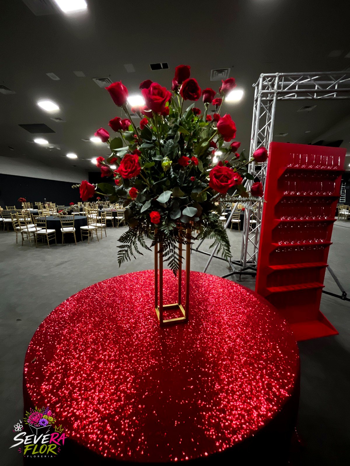 Mesa Lentejuela: Centro sobre mantel de lentejuelas rojas. Eventos Corporativos Severa Flor Bogotá