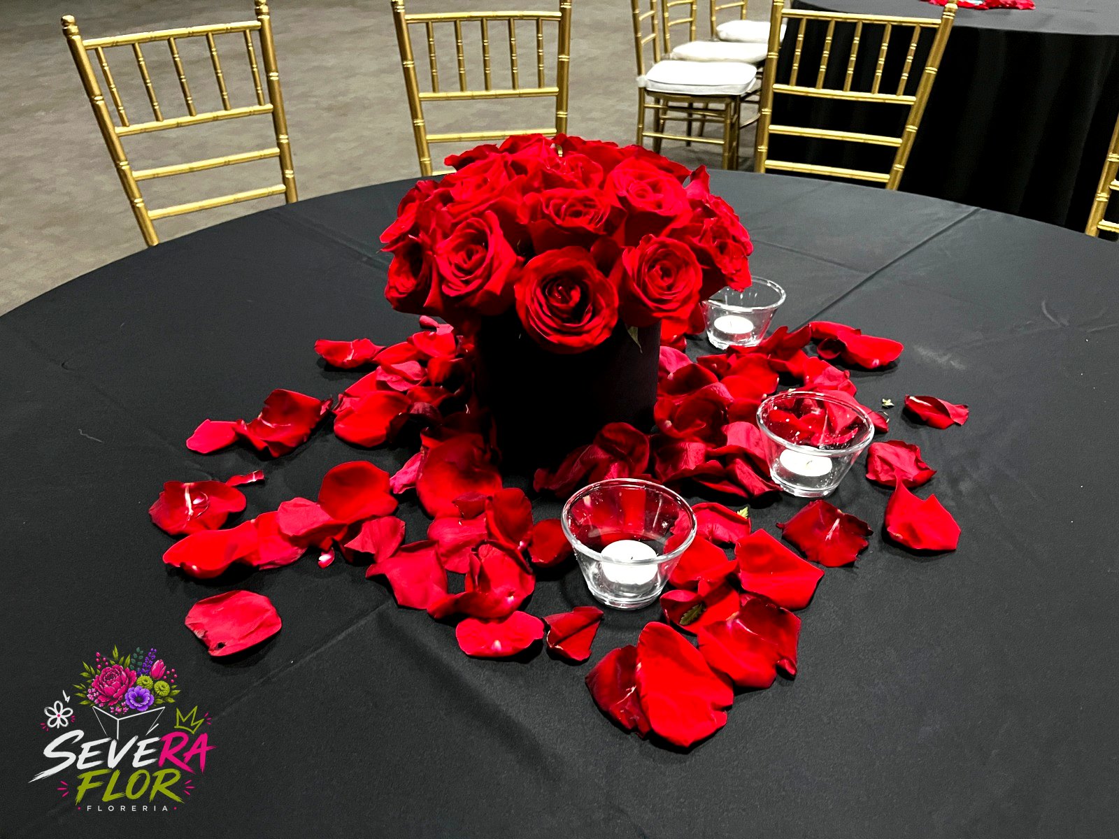 Círculo de Velas: Rosas y pétalos con velas para mesa redonda. Eventos Corporativos Severa Flor Bogotá