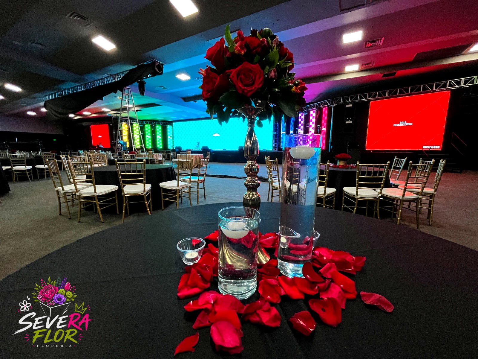 Escena Completa: Ambientación total de salón con drapeados. Eventos Corporativos Severa Flor Bogotá